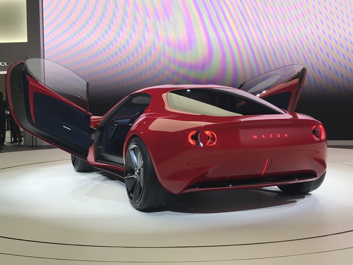 和田智です。2023 私が選ぶカーオブザイヤーは、生産車ではありませんがマツダ・アイコニックSP。ジャパンモビリティショーでひときわ輝いていた一台。近年のクルマにはあまり感じられなくなった「気」と「愛」を感じました。マツダさんありがとう。