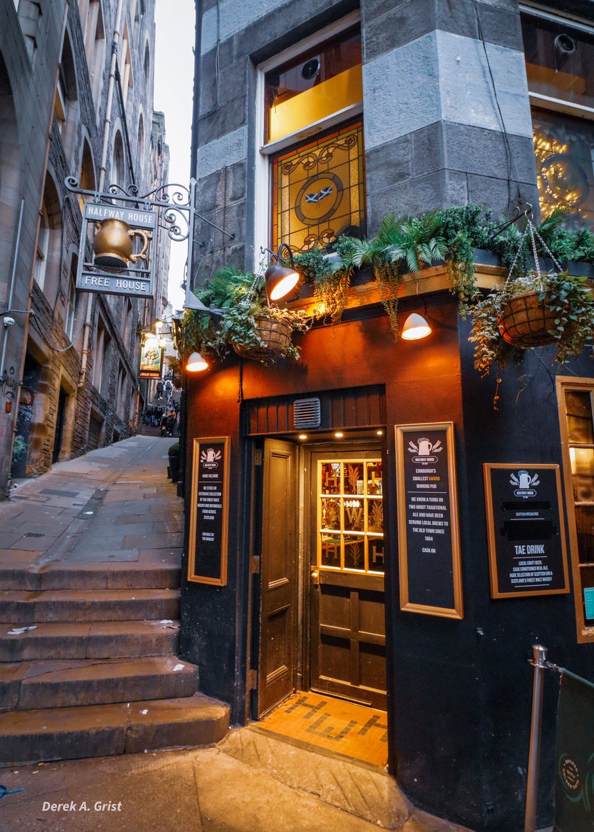 gristdezza's tweet photo. Happy #Hogmanay !!! Took this photo yesterday. #smallestpub in Edinburgh apparently? #Edinburgh #scotland #pubcrawl #weealley #fleshmarket #scotlandisnow @EdinburghWatch @Scottish_Banner @ScotsMagazine #halfwayhouse #drinksanyone https://t.co/I7nYTz9BqT