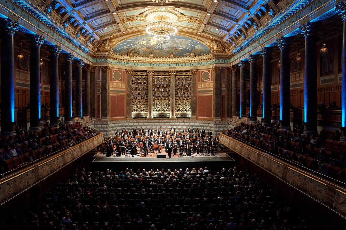 Einen guten Rutsch ins neue Jahr 2024! 🎶🌟 Die Deutsche Philharmonie Merck sendet euch herzlichste Neujahrswünsche! Möge euer Jahr von Melodien der Freude und Harmonie geprägt sein. Auf ein neues Jahr voller magischer Momente und unvergesslicher Klänge. 🥂 #music #orchestra