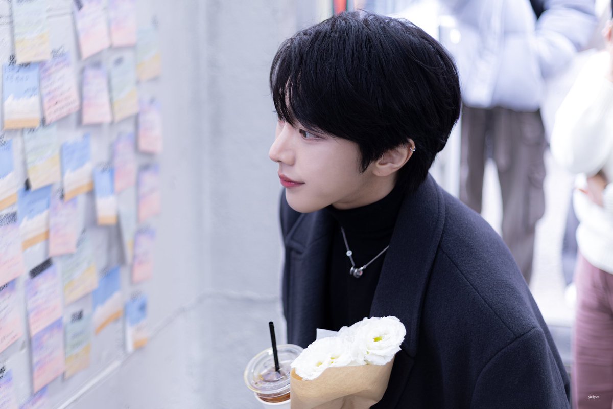 yhdysn's tweet photo. 231218 채온카페 방문 HQ

메시지를 한장씩 읽는 모습..💜

#희도 #유희도 #HEEDO https://t.co/DjxaHt8uZ8