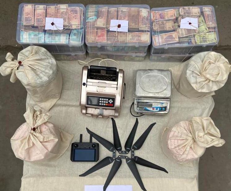 DGPPunjabPolice's tweet photo. Mega Drug &amp; Arms Syndicate Busted: In an intelligence based operation 2 key members of #USA based drug smuggler Manpreet Singh @ Mannu Muhawa have been arrested

Seizure :19 Kg Heroin, 7 Pistols/Mausers(sourced from #Pakistan) ₹23 lacs drug money, Drone spare parts &amp; more..(1/2) https://t.co/EyTy5trejZ