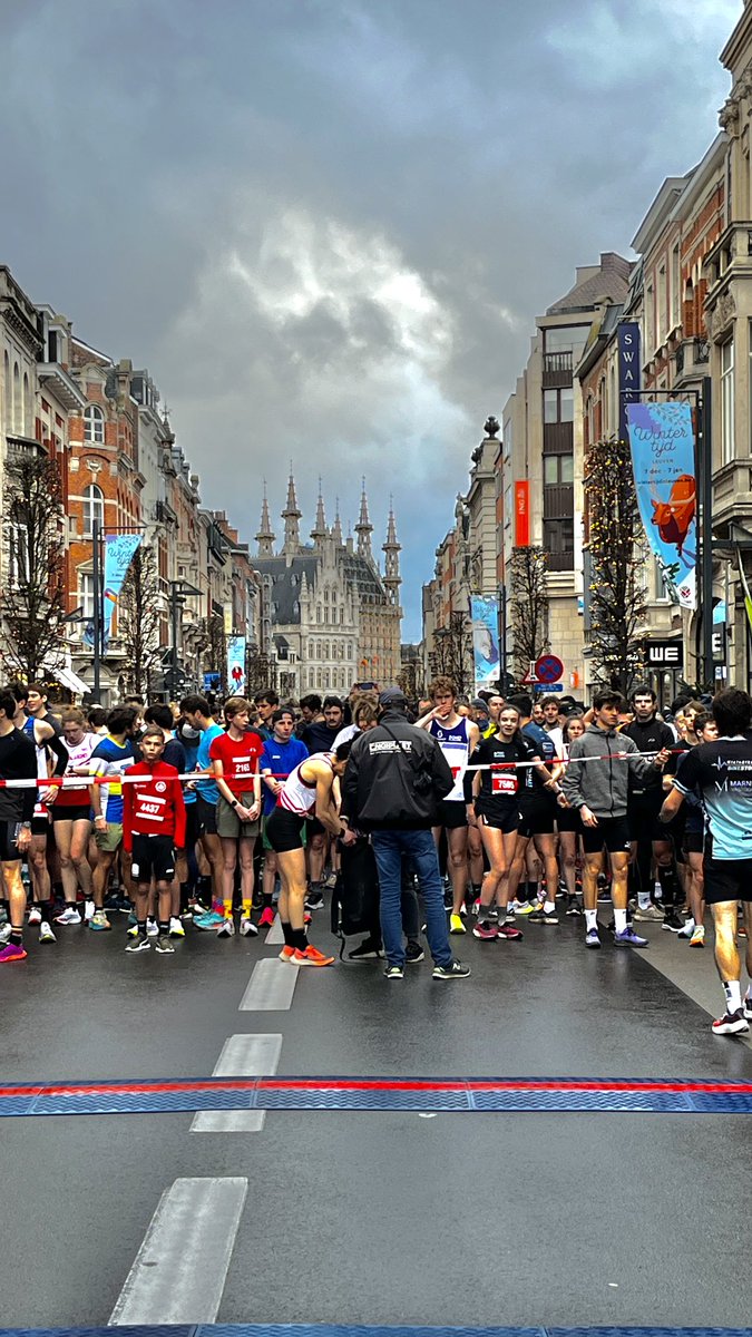Johan__Morren's tweet photo. 10:25 klaar voor de 8km @ corrida @stadleuven #dcla #vrtweer @BuienradarBE https://t.co/NlijkGA3nL