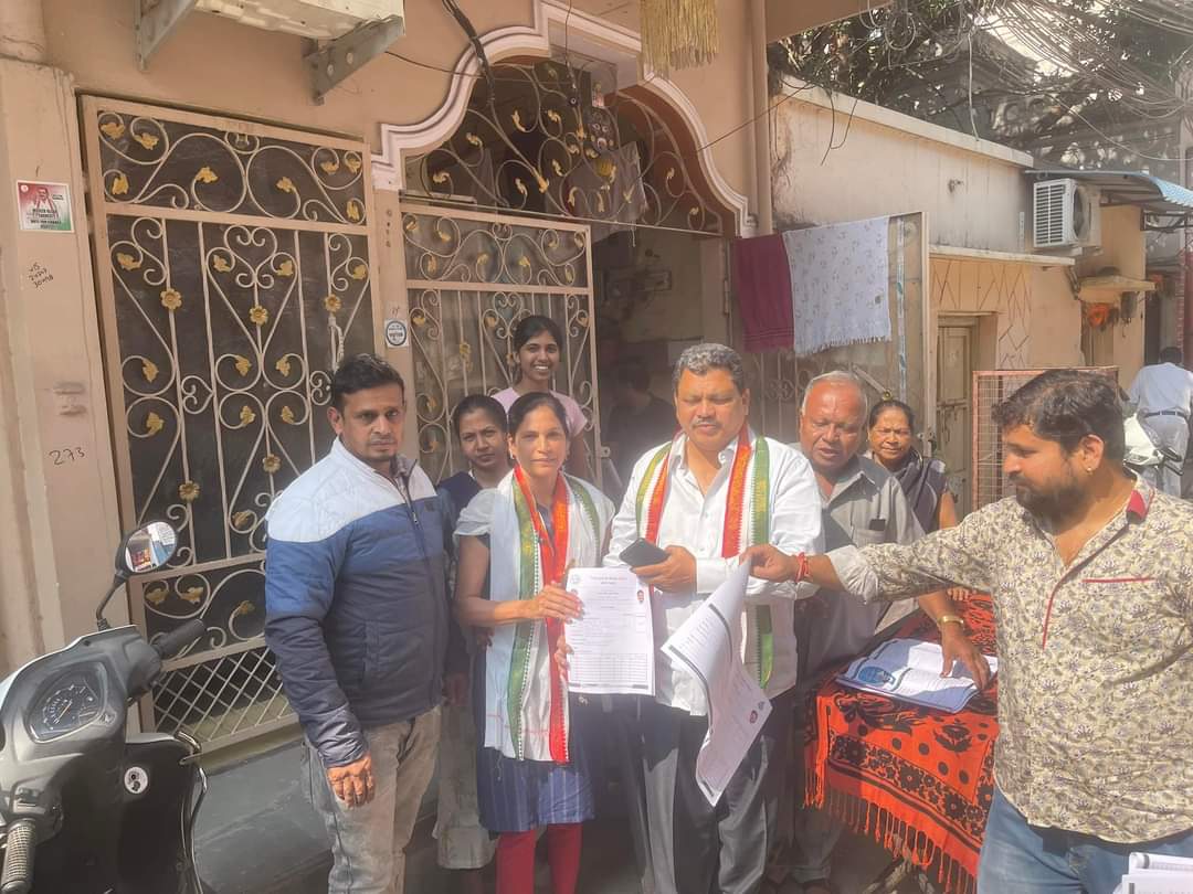 Senior Congress leader mujeebullah Sharif and senior Congress leader Sabir Mirza Ghasi Bazar incharge joining BJP Ghasi Bazar incharge in today Congress distributing in form 6 guarantee Madhu Agarwal