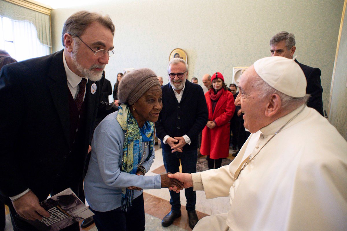 Un anno che si chiude così, con una visita speciale, in udienza privata, a Papa Francesco.

Isa, ospite di #CasaSabotino, e Alessandro, il nostro Presidente, sono stati i rappresentanti di tutti gli ospiti, gli operatori e i volontari di Binario 95.