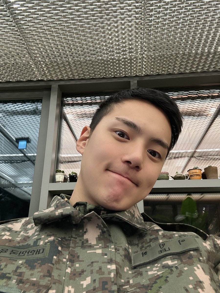 TurtleLoveCat's tweet photo. FIRST SELCA FROM MILITARY MAN MINHYUK OMG??? 😭 https://t.co/uvORxVcCc1
