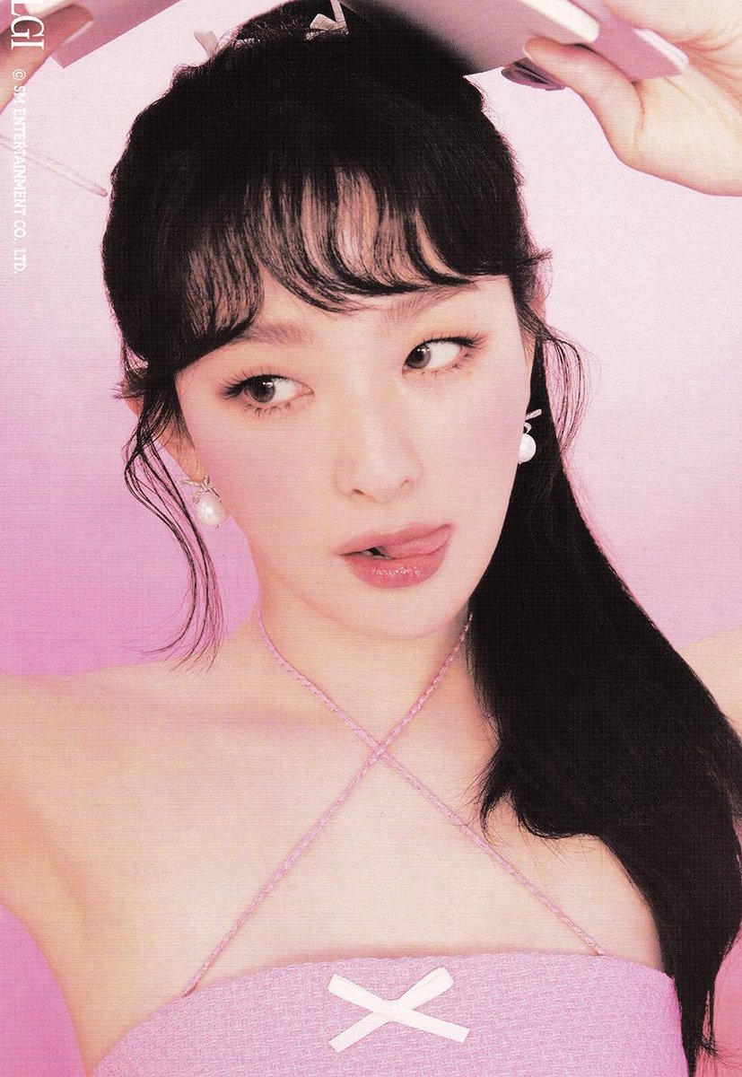 seulgikpics's tweet photo. she is so pretty🤍🎀 https://t.co/EWLpRuxbRC