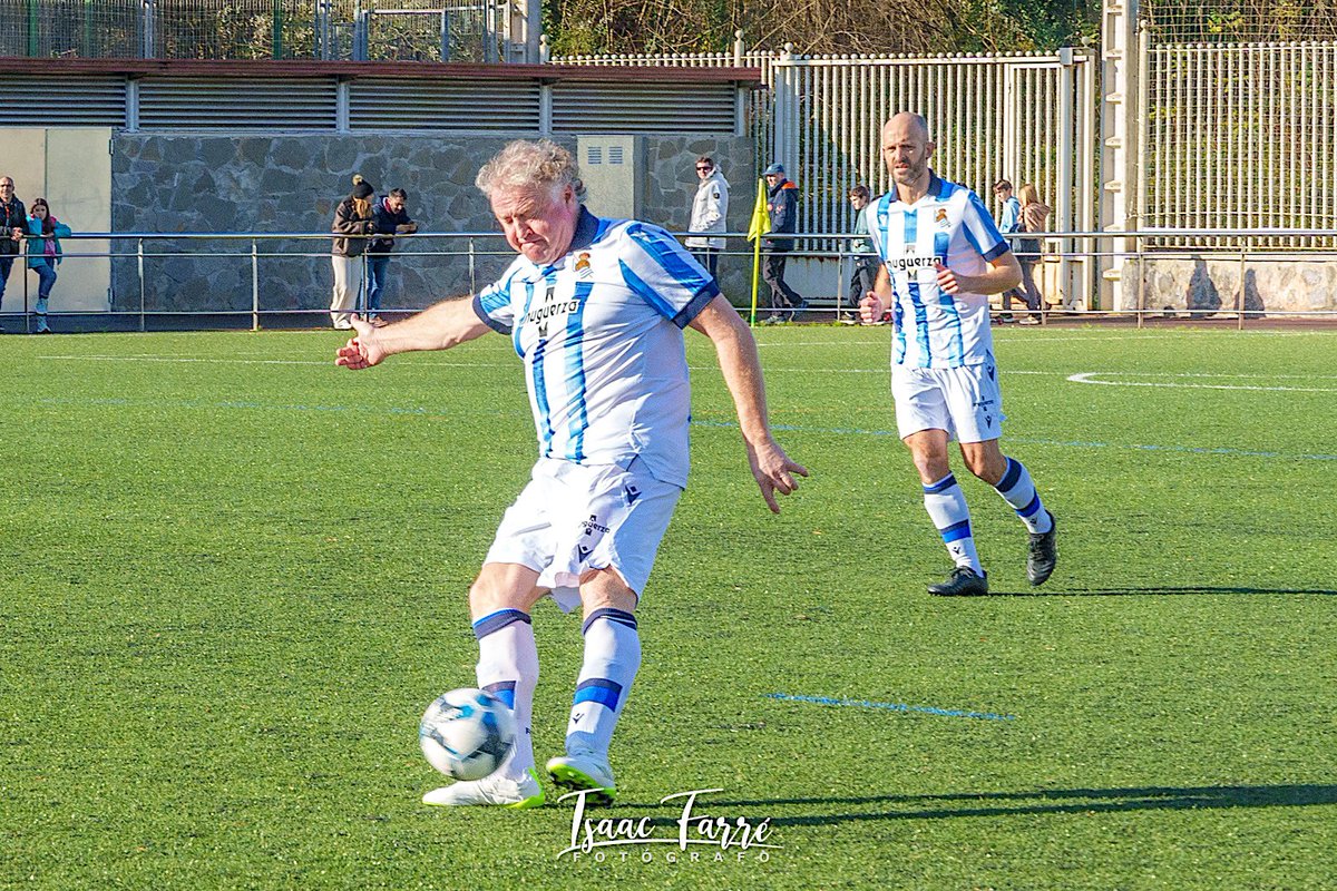 isaacfotografia's tweet photo. Bonito homenaje que el @ostadarskt de Lasarte-Oria le hizo a José Manuel Loriarte “Gorri” en el partido de veteranos entre el Ostadar y la @RealSociedad ⚽️⚽️⚽️ https://t.co/uWfkdShqlT