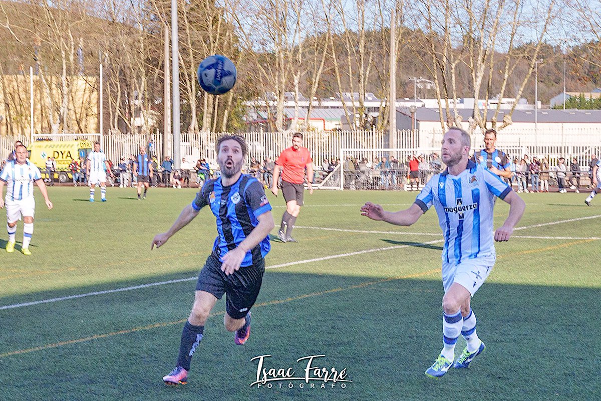 isaacfotografia's tweet photo. Bonito homenaje que el @ostadarskt de Lasarte-Oria le hizo a José Manuel Loriarte “Gorri” en el partido de veteranos entre el Ostadar y la @RealSociedad ⚽️⚽️⚽️ https://t.co/uWfkdShqlT