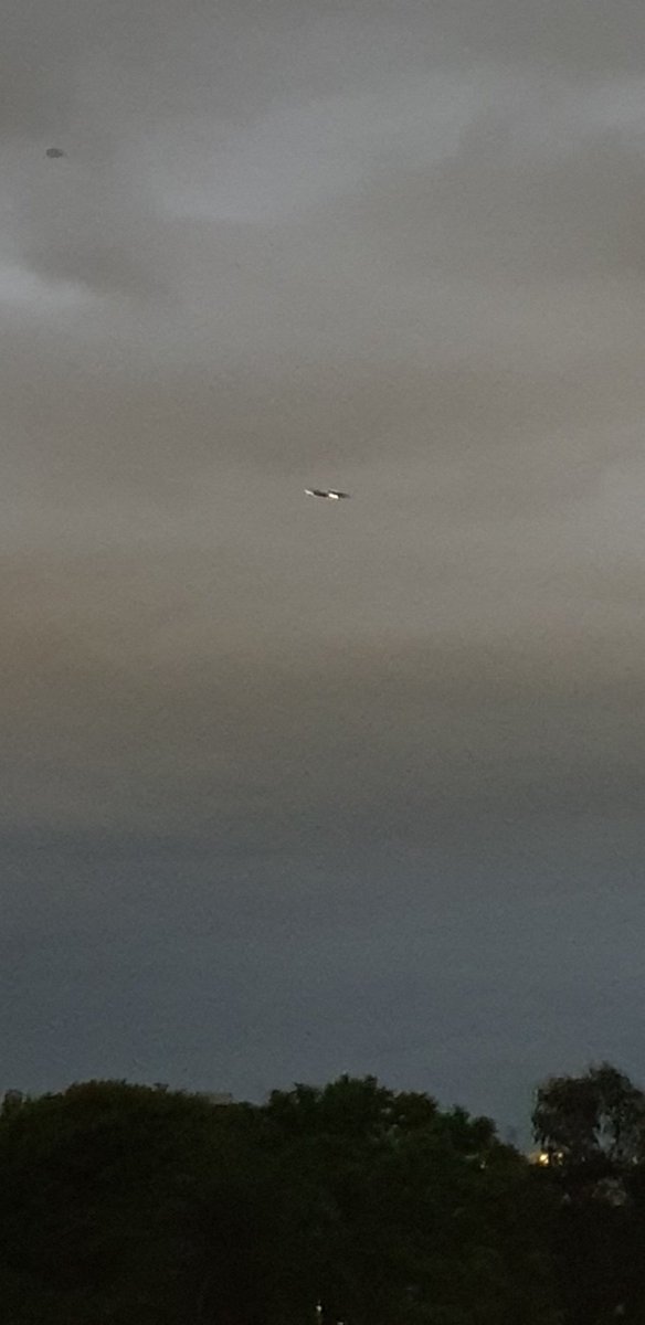 CherScheff's tweet image. 31st night sky #NYE2023
#Sydneyweather 
Soon the 9pm fireworks will brighten the sky 🎉