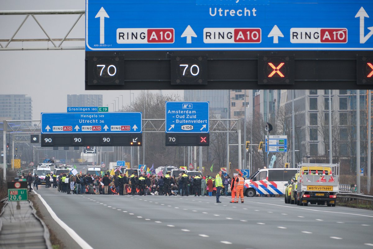 We zijn trots op de honderden mensen die op/naast de #A10 stonden om de eis kracht bij te zetten: <a href="/INGnl/">ING Nederland</a>, stop direct met alle financiering van, en dienstverlening aan, de fossiele industrie. Wij zijn niet te stoppen, ING’s fossiele financiering is dat wel. [2/3]