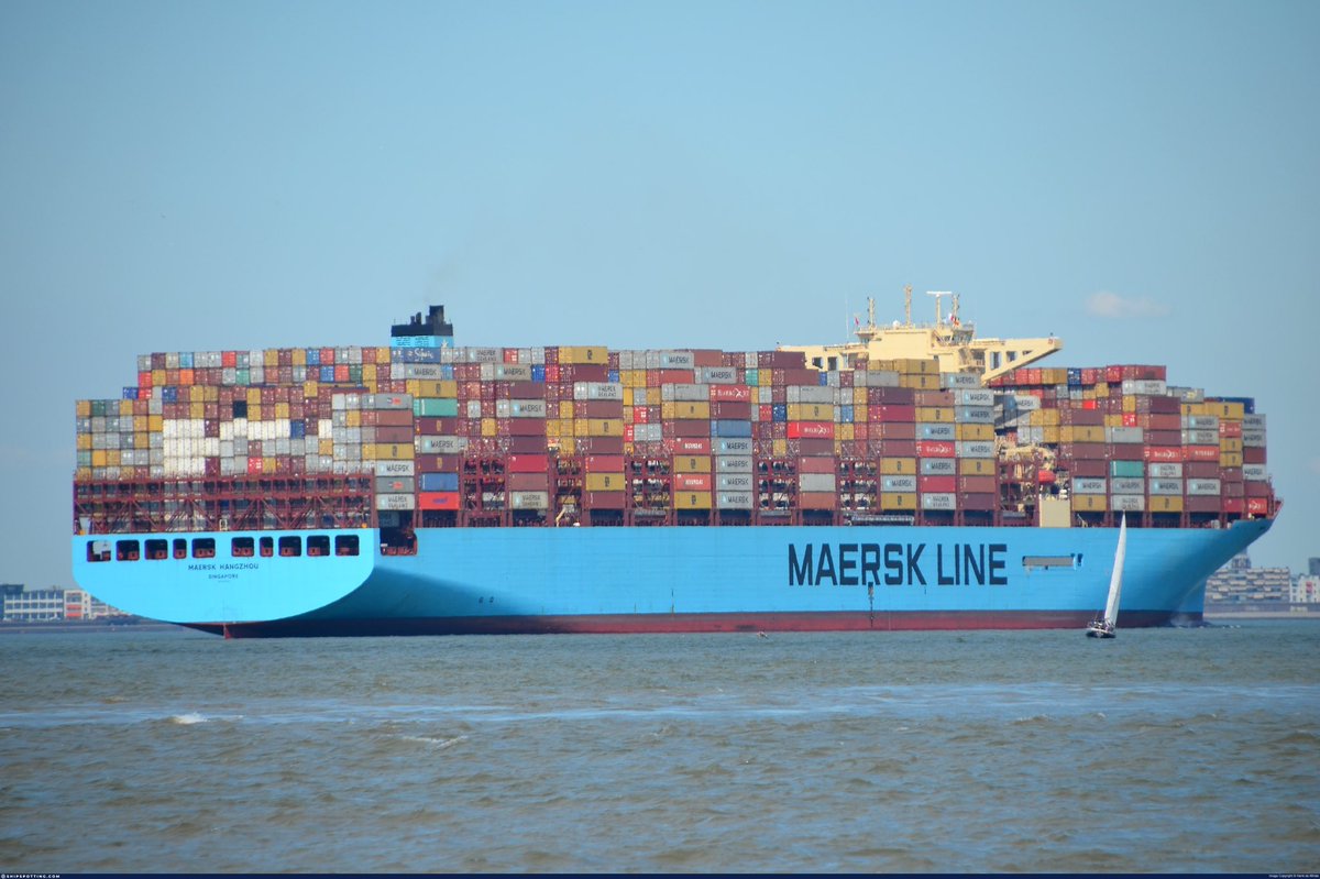 visegrad24's tweet photo. BREAKING:

US Navy obliterates Houthis.

Houthi rebels in 4 speedboats have attacked the Danish container ship MAERSK Hangzhou, shooting at it and trying to board it.

They also fired at a US Navy helicopter that came to its aid.

The Americans returned fire, sinking 3 speedboats https://t.co/chPaJcWRYW