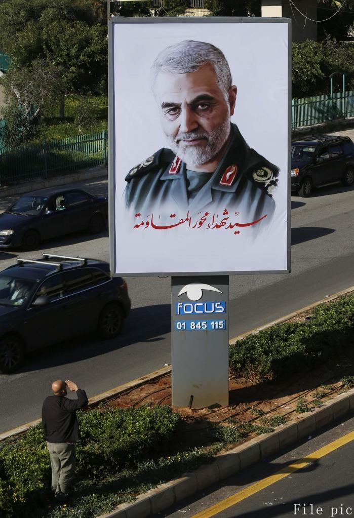 AasimKarar's tweet photo. General #QASSEM_SOLAEIMANI (ra) is a hero without borders...

A man salutes to the picture of the senior general Qasem Soleimani in unknown place 

#HERO ❤️ 🌹🌹🌹 https://t.co/ZrHlhpsoOI