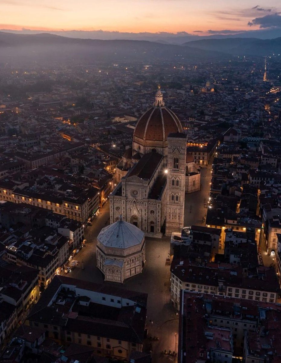 With this wonderful photo of Florence 💎, I wish you, dear friends of X, a marvelous 2024, filled with travels across Italy 🇮🇹! I'll always be here to showcase its beauty and assist you whenever needed. With affection.