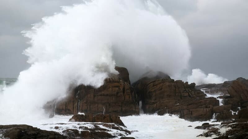 BFMTV's tweet photo. Tempête Géraldine: des rafales de vent jusqu'à 137 km/h enregistrées en Bretagne
https://t.co/OquOmZtrPo https://t.co/yeI5CaKs5K