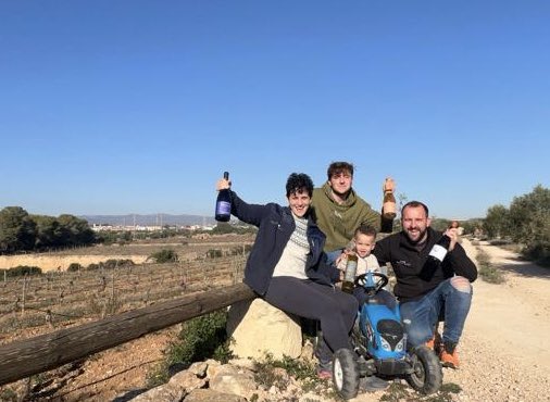 FincaMasPerdut's tweet photo. Bon any 2024!! Ple de bones emocions i molts vins!!! 💫🫶🏿🍷 #hola2024 #happynewyear #feliçanynou #masperdut #vinsambamor #masperdutlifestyle https://t.co/ixBbIOCaVw