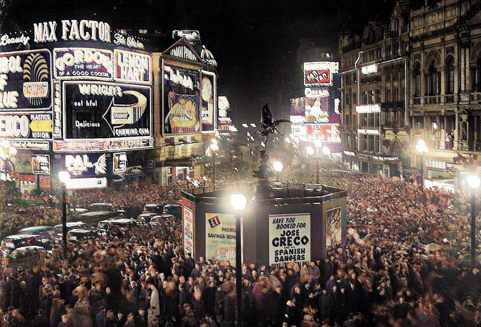 englandincolour's tweet image. New Years Eve in Piccadilly Circus, London, in 1956. #piccadillycircus #nye #thefifties #the50s #colourised