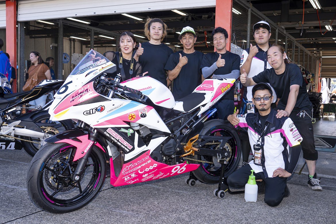 rikumaru_R6's tweet photo. 本年も関係者の皆様には大変お世話になりました🙇♀️
監督、チームメイト、サポートして頂いた皆さんには本当に感謝しています。ありがとうございました。
SCS RACINGの皆さんとファステストラップで駆け抜けた最高の1年間でした!
#SCSRACING
#YsFactory
#KRT
#Apollon
#来年はyohさんに勝つ
#軽部直樹 https://t.co/vPrGML47Xg