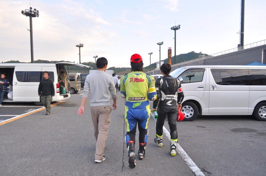 rikumaru_R6's tweet photo. 本年も関係者の皆様には大変お世話になりました🙇♀️
監督、チームメイト、サポートして頂いた皆さんには本当に感謝しています。ありがとうございました。
SCS RACINGの皆さんとファステストラップで駆け抜けた最高の1年間でした!
#SCSRACING
#YsFactory
#KRT
#Apollon
#来年はyohさんに勝つ
#軽部直樹 https://t.co/vPrGML47Xg