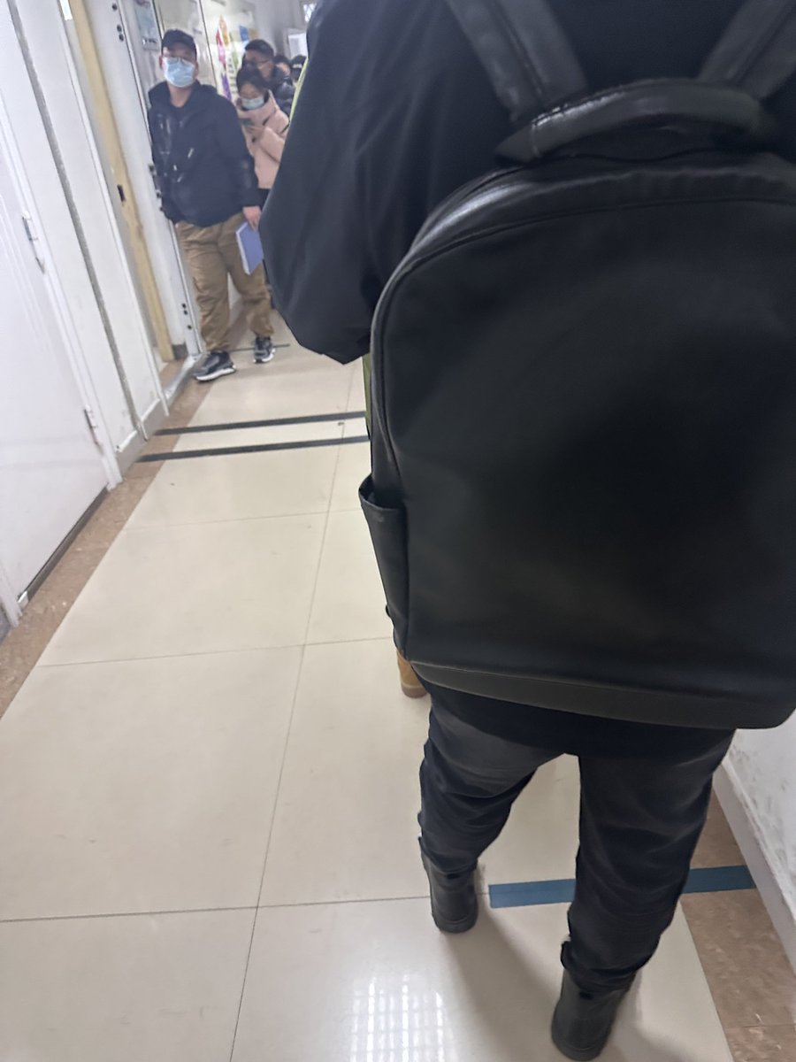 看到结果后，我真正感受到了生命的美好，激动的心情难以平复，拍照给了老婆报喜，拿着单子激动的就去找了医生，排队的时候看见早上一起检测的另一个男孩就在医生办公室里，拿了很多单子还有一个x光片，说话声音很小，很镇定，男孩问什么时候能拿药，我才知道他没有我这么幸运，应该是确诊了，医生让他下周四回来再做个CD4才能建档拿蓝色文件夹领药，当时的心情很复杂，又来了一个大叔应该五六十岁了，拿着同样的一堆单子和x光片插在我前面就准备往里进，我小心的说了声大叔在这排队，大叔没有理我，我后来也没有再说话，因为比起他们我已经很幸运了，我能做的也只能是让他插个队罢了。进去后医生说没事，像我这样的恐艾人士比例高达99%以上，也就是说来检查的99%都没事，但不幸的人终归是不幸的，一个男孩就排在我后面，帅气的面孔，没带口罩，看着十分自信，拿着蓝色文件夹，应该是来领药的。我觉得玩归玩安全才是长久的根本，希望各位粉丝们未来能够珍惜生命做好安全措施，无论你是gay还是男女，做好事前检查是基础，不怕一万只怕万一，hiv虽说有药可医维持生命，但绝对谈不上高质量的生活，自卑感会不由自主的伴随你的一生，这段经历我不会删除，希望能帮助更多的人。#艾滋病 #HIV #恐艾