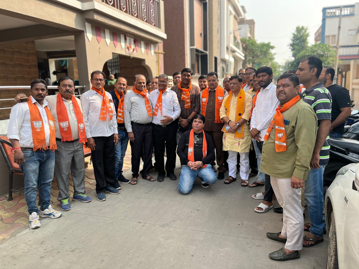 માનનીય પ્રધાનમંત્રી નરેન્દ્ર મોદી સાહેબ ની મન કી બાત નો કાર્યક્રમ ઈન્ડિયા કોલોની વોડ ના પ્રમુખ પંકજભાઈ પટેલે ના નિવાસ્થાને સાવરકુંડલા ના ધારાસભ્ય મહેશભાઇ કશવાલા ઇન્ડિયા કોલોની વોર્ડ ના સંગઠન ના હોદેદારો સાથે નિહાળેલ