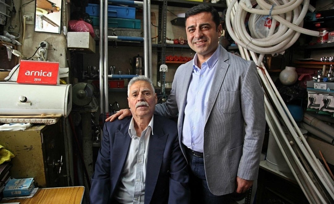 Rehin tutulan HDP önceki dönem Eş Genel Başkanı Selahattin Demirtaş’ın babası Tahir Demirtaş bu sabah hayatını kaybetmiştir. Allah rahmet eylesin mekanı cennet olsun.
Amin 😓🤲