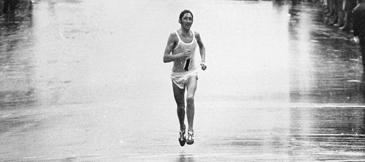 El atleta Ron Hill, corrió todos los días durante 52 años y 39 días. Hill participó en los JJOO de 1964 y 1972 y murió en 2021. Según BBC news corrió al menos 1,6K por día desde el 20 de diciembre de 1964 hasta el 31 de enero de 2017, antes de poner fin a su carrera a los 78 años
