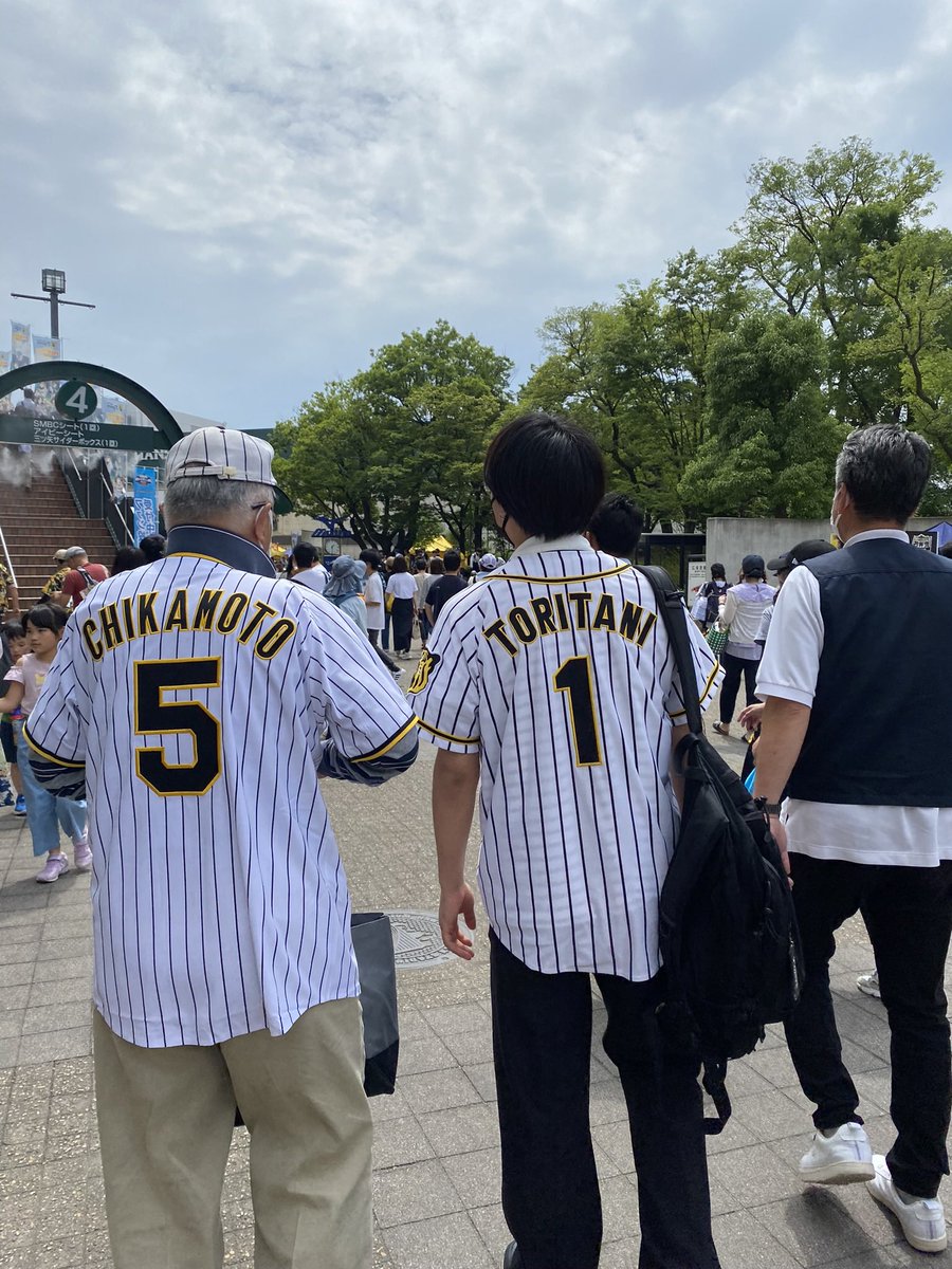 satome5036's tweet photo. 熱血タイガース党が始まった！

1年間ありがとうございました。
阪神タイガースの優勝＆日本一
楽しい1年を過ごす事ができました。

1番の思い出は
虎父と息子虎吉と参戦した
佐々木朗希先発のロッテ戦
才木の完封勝ちです
勝てて良かった！

来年もよろしくお願いします。 https://t.co/9y1xNH58GH