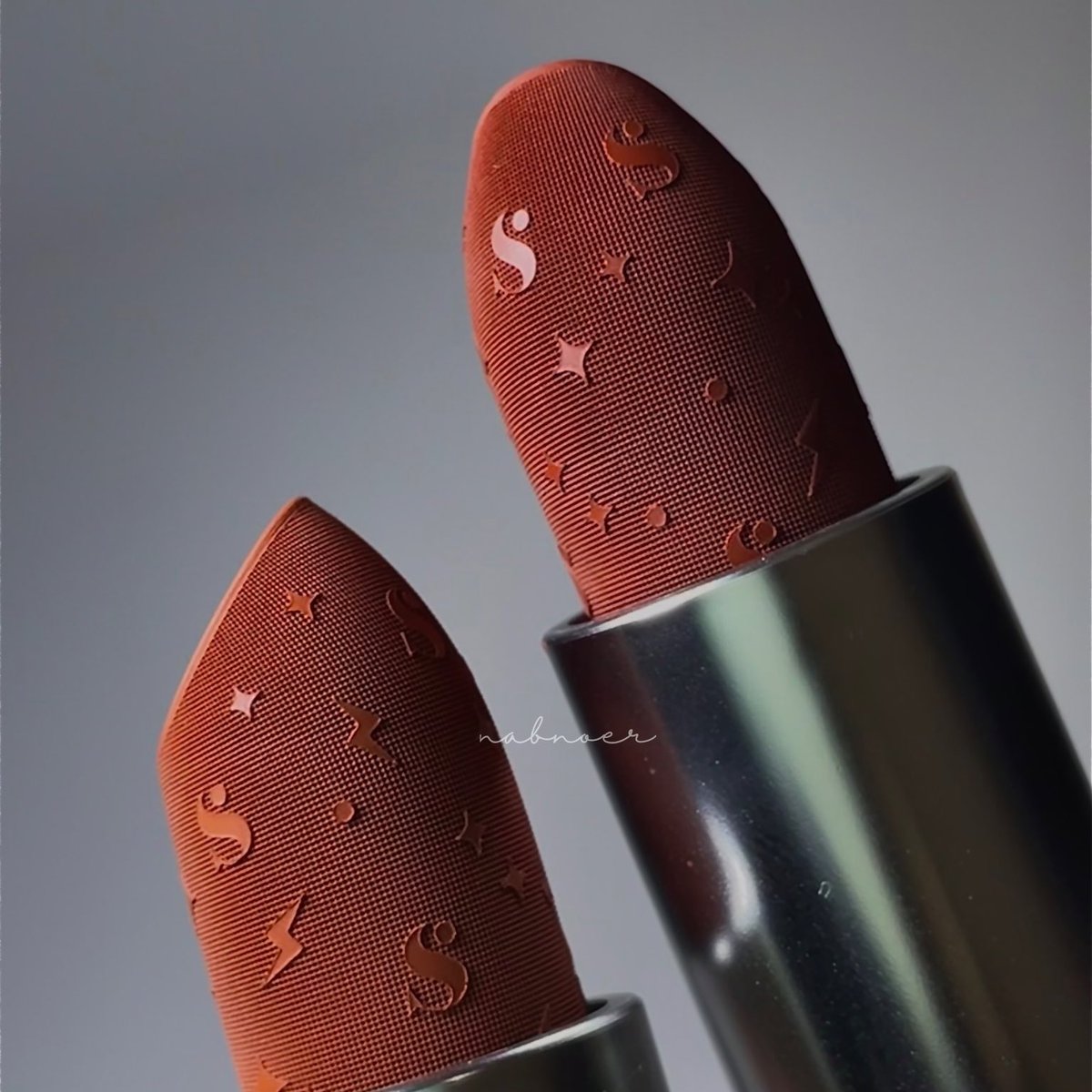 memulai 2024 nanti dengan looks baruu; chocolate ombre lips 🍫✨ amazeddd sama lipstick ini! embossnya cantik sekaliii ehehe beela join the trend 😝