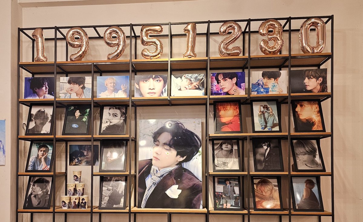 bkKim03453634's tweet photo. 늦은 태형이 생카 투어와 함께 2023년 찐막!
영등포구청 달싸 다녀왔습니다.
제가 젤 좋아라하는 도토리 가방을 첫번째 럭드로 겟해버리기 2023년 운 여기에 몰빵 💜🎂🎊
태태 달력도 추가. 저는 달력부자랍니다ㅋㅋ
@bts_since181214
#언제나_김태형
#Always_V
#태형생일ㅊㅋ https://t.co/3xZGhhzqDc