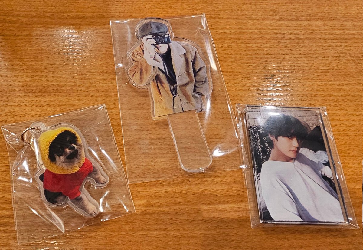 bkKim03453634's tweet photo. 늦은 태형이 생카 투어와 함께 2023년 찐막!
영등포구청 달싸 다녀왔습니다.
제가 젤 좋아라하는 도토리 가방을 첫번째 럭드로 겟해버리기 2023년 운 여기에 몰빵 💜🎂🎊
태태 달력도 추가. 저는 달력부자랍니다ㅋㅋ
@bts_since181214
#언제나_김태형
#Always_V
#태형생일ㅊㅋ https://t.co/3xZGhhzqDc