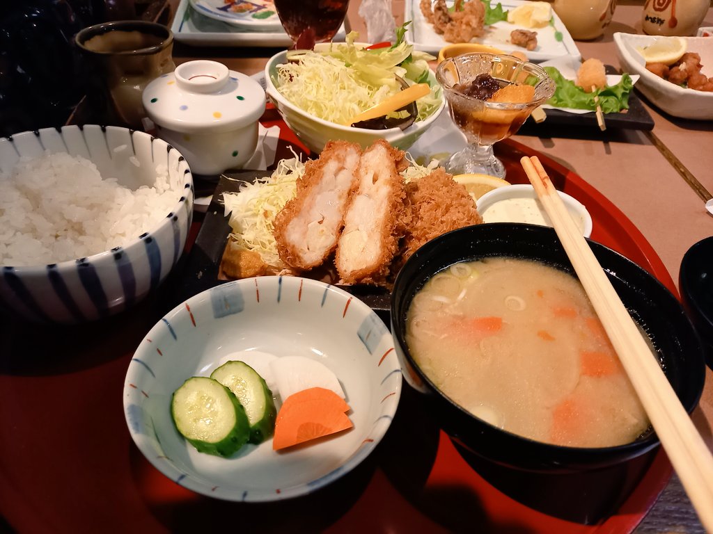 親友との忘年会の翌日は家族と忘年会笑。忘年会続きやわ😅

かつ太郎の常連になってしまった😂
でもメニューも豊富やしサラダ好きの私にはサラダの量が多かったり自由にお代わりできるのは非常に魅力的🌟
数種類のドレッシングが選べ、中でもトマトドレッシング激ウマ😋サラダが進む進む😆オススメ☝️