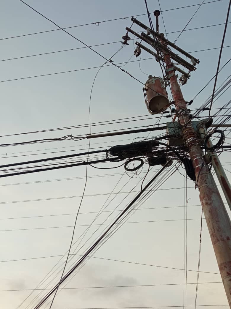 CIUDAD OJEDA | Caída de lineas en cabrias de Pdvsa mantiene sin electricidad varios sectores del municipio - somosnoticiascol.com/zulia/ciudad-o… diciembre, 2023