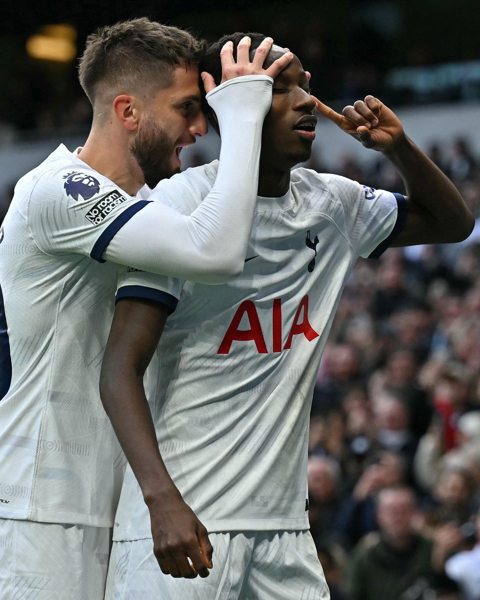 Premier League scores at the midway stage... Fulham 1-1 Arsenal Spurs 1-0 Bournemouth #FULARS #TOTBOU