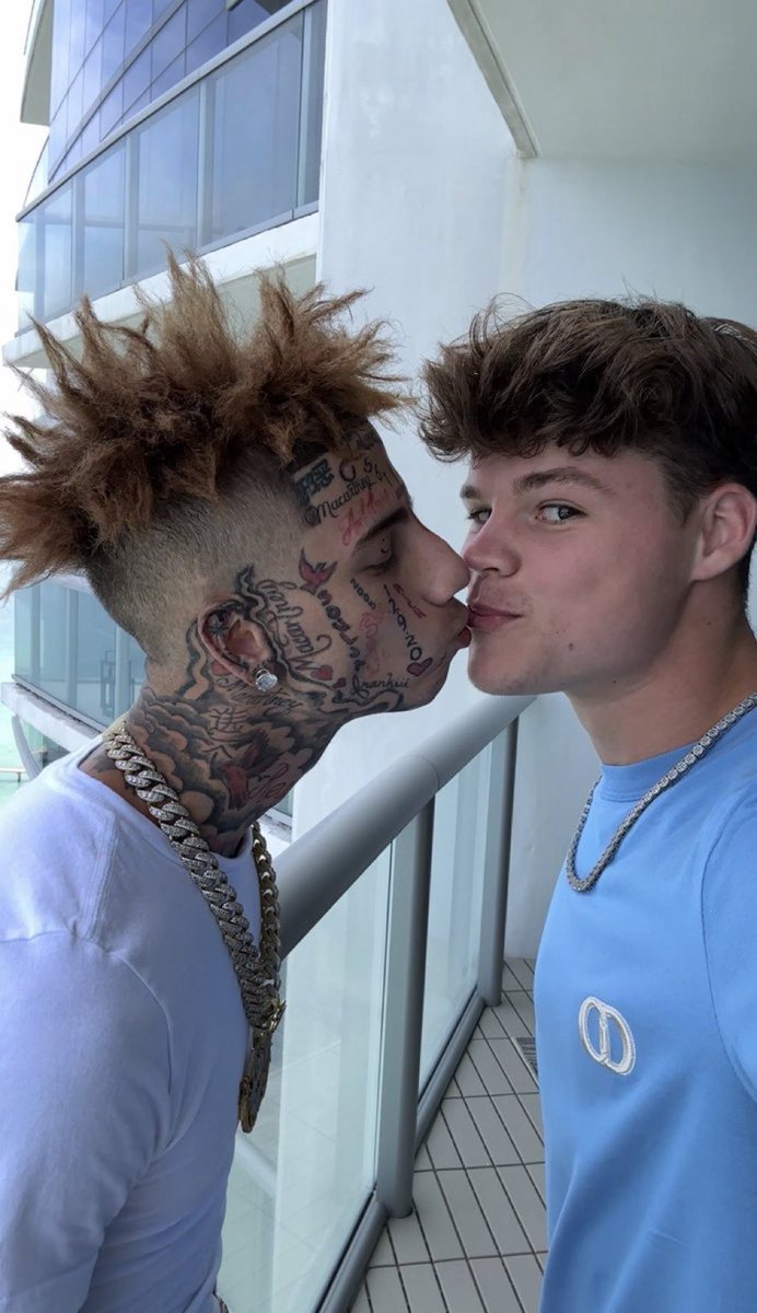 DramaAlert's tweet image. Can we please leave these bums behind in 2023? 🙏😂