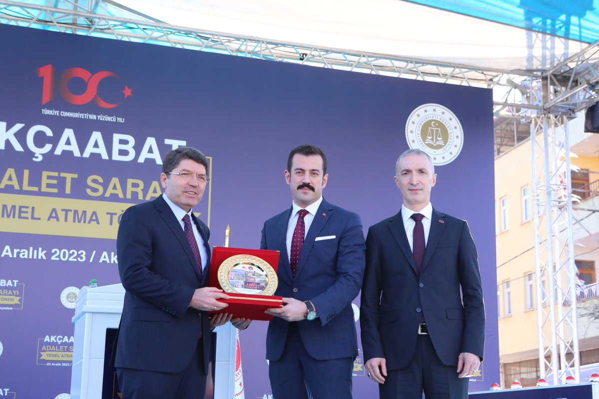 Adalet Bakanı Sayın Yılmaz Tunç beyin teşrifleri ile icra edilen Akçaabat Adalet Sarayının temel atma töreni gerçekleştirildi.
Sayın bakanımıza katılımı ve desteğinden dolayı şükranlarımı arz ederim.Yargı teşkilatına hayırlı olmasını temenni ediyorum..🇹🇷⚖️