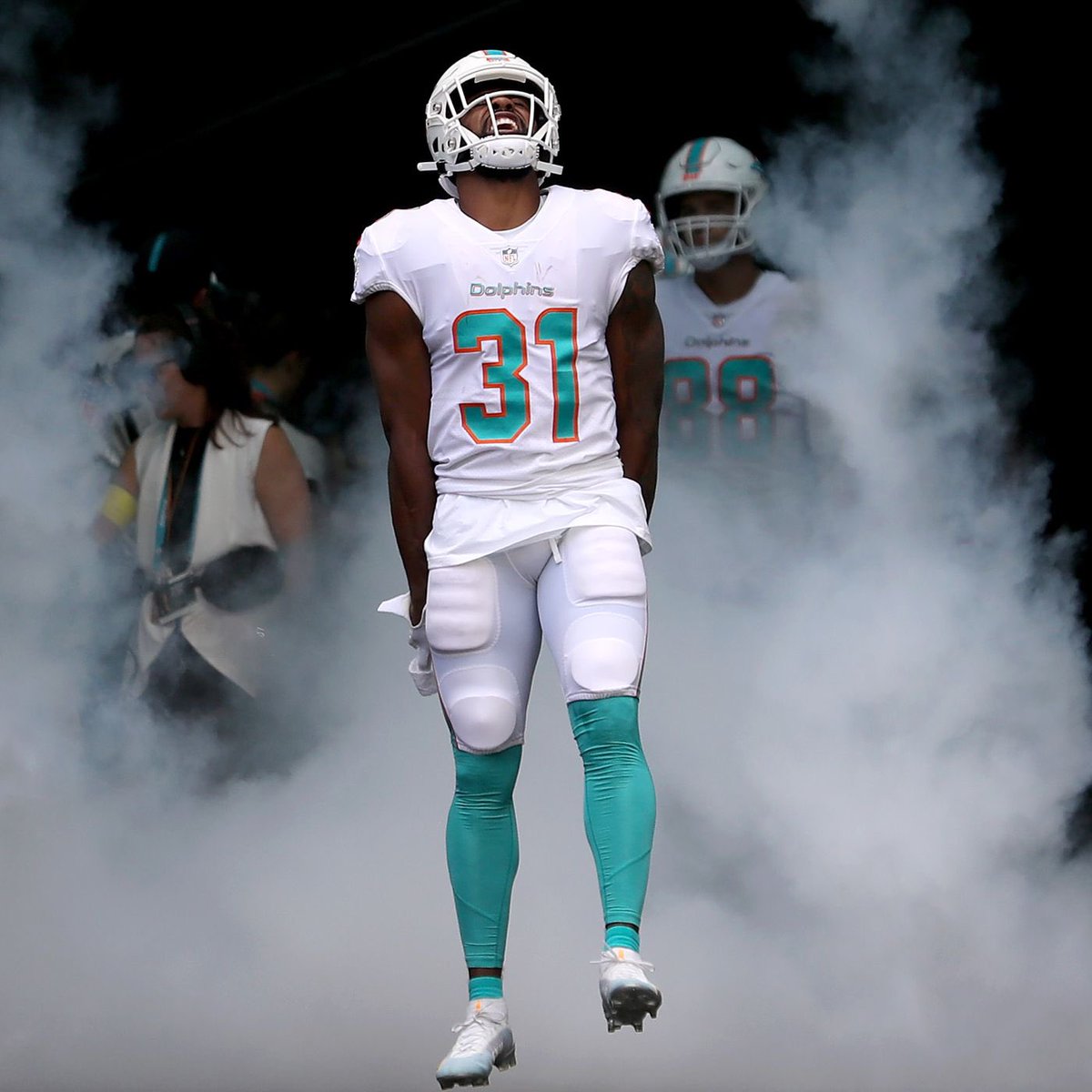 NEWS: #Dolphins running back Raheem Mostert earned a 1 MILLION DOLLAR bonus by surpassing 900 total yards from scrimmage this season. 🔥🔥🔥 Well done, @TesslerSports, as always!
