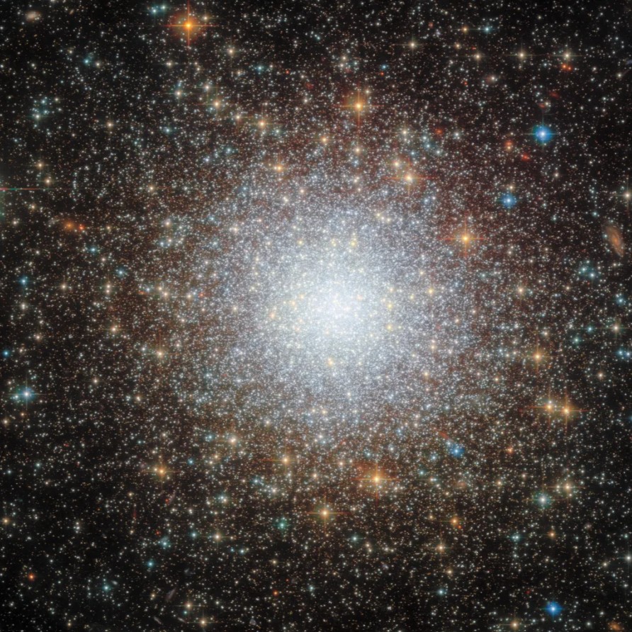 Prepare yourselves - 2024 is just around the corner! 🎇 The Hubble Space Telescope captured this stunning view of NGC 2210, a densely packed globular cluster situated in the Large Magellanic Cloud about 157,000 light-years away from Earth. 📸: ESA/Hubble/NASA/A. Sarajedini.