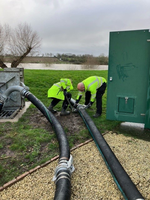 We are installing a temporary pump in Long Itchington, #Warwickshire, to help minimise flooding in the area.

Keep checking your #flood risk.

Latest information is below.

Flood alert for River Leam and River Itchen - GOV.UK (check-for-flooding.service.gov.uk)