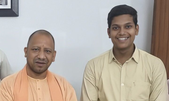 यही सब फोटो था न ?
इसे बार - बार रिट्वीट करते रहिए ताकि डिलीट का असर कम हो जाए. 
चैनल के फर्जी राष्ट्रवादियों से पूछते रहिए कि इस गुंडे के बारे में क्या ख्याल है ?