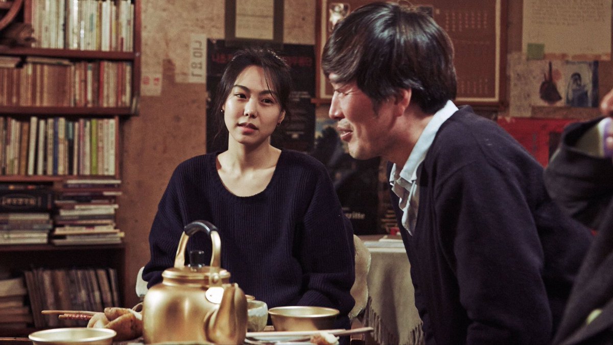 filmes_e_filmes's tweet photo. O longa segue um diretor de cinema que chega à cidade de Suwon um dia antes de uma sessão, seguida de debate, de um de seus filmes. Com tempo livre, ele visita um antigo palácio, onde conhece a artista plástica Yoon Heejung.🇰🇷
#rightnowwrongthen #hongsangsoo #kimminhee #filmicca https://t.co/hl7R87r1hy