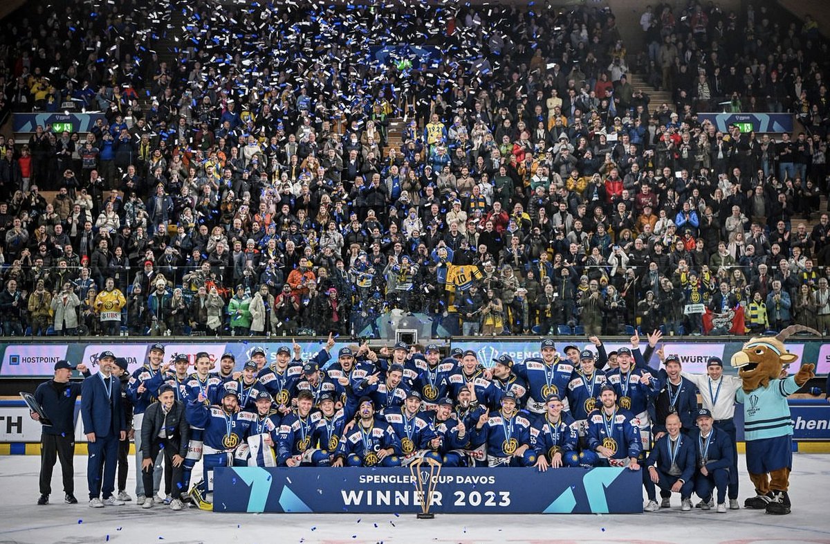 Unser HCD gewinnt nach zwölf Jahren wieder den Spengler Cup! 🏒🤩🏆 Ein grösseres Geschenk hätten wir uns zum 100-jährigen Jubiläum nicht wünschen können. 🎁 Herzliche Gratulation allen Beteiligten und danke an alle, die dabei waren. Nun wünschen wir allen einen guten Rutsch und