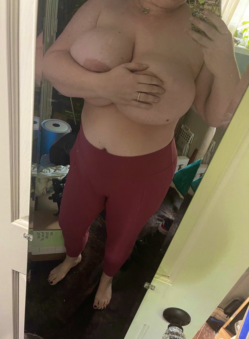 Good morning from your favorite topless mom https://t.co/rHFaFX1J1h<a href="/tag/tittytuesday"class="tags"><span>#tittytuesday</span></a>