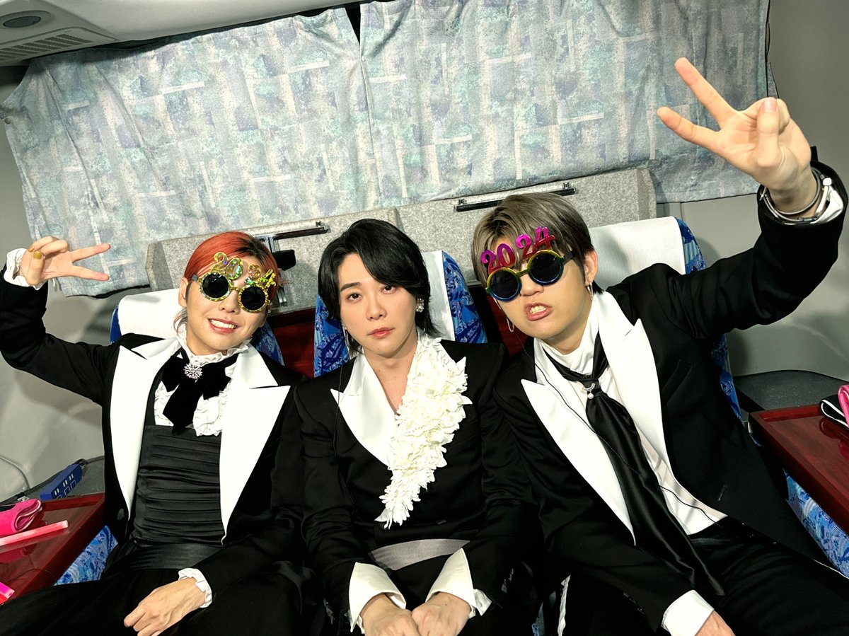 TBSCDTV's tweet photo. #CDTVライブライブ 年越しSP⚡️
本番直前ショットで実況中だよ！

ここで
NHKホールから移動中の
#MrsGREENAPPLE から
お写真が届いたよ💖

ミセスの皆さーん！📢
スタジオでお待ちしてます🍏

朝5時までノンストップライブ！🎶

#CDTV
#TBS https://t.co/OO00aAJ7Pd
