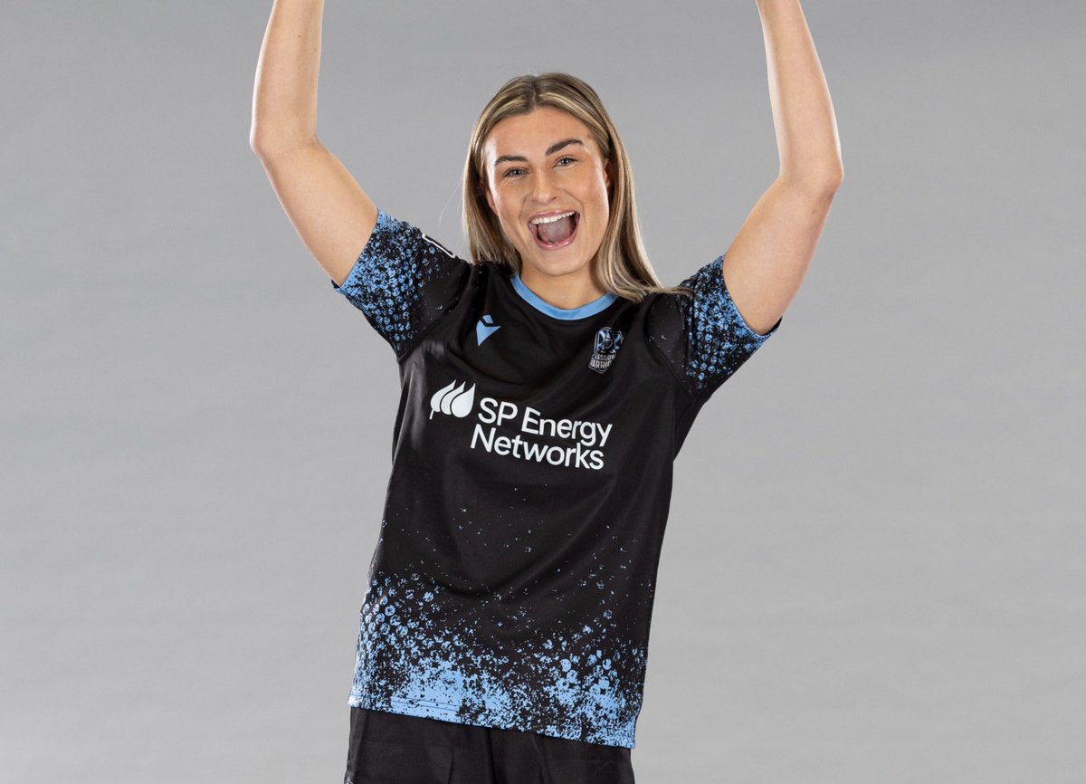 The new Glasgow Warriors women’s kit is really nice and probably more interesting than any men’s kit of the last 10 years.