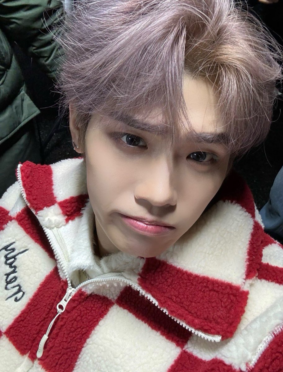 ZB1_official's tweet image. _💌

서로 다른 행성에서 모여
2023년 모두 쉬지 않고 달려온 
우리 모두에게 박수!👏🏻👏🏻
제로즈!! 제로베이스원 모두 사랑으로 
감싸주시고! 아홉 명의 찬란한 소년들이
제로즈를 너무너무 사랑하고 2024년에는 
함께 울고 함께 웃고 더 촘촘한 
추억을 만들자구요!!  -태래토비-
Time to shine…