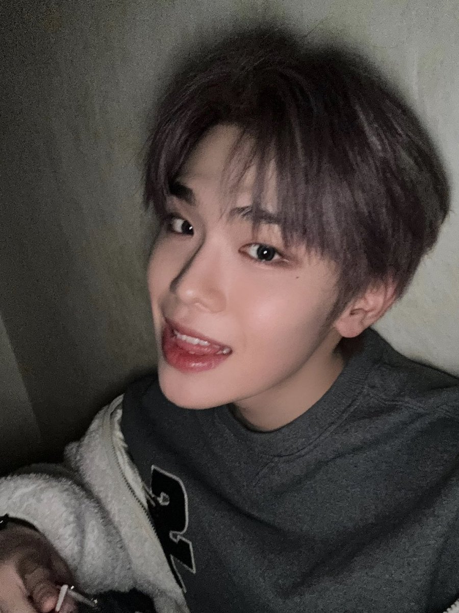 ZB1_official's tweet image. _💌

서로 다른 행성에서 모여
2023년 모두 쉬지 않고 달려온 
우리 모두에게 박수!👏🏻👏🏻
제로즈!! 제로베이스원 모두 사랑으로 
감싸주시고! 아홉 명의 찬란한 소년들이
제로즈를 너무너무 사랑하고 2024년에는 
함께 울고 함께 웃고 더 촘촘한 
추억을 만들자구요!!  -태래토비-
Time to shine…