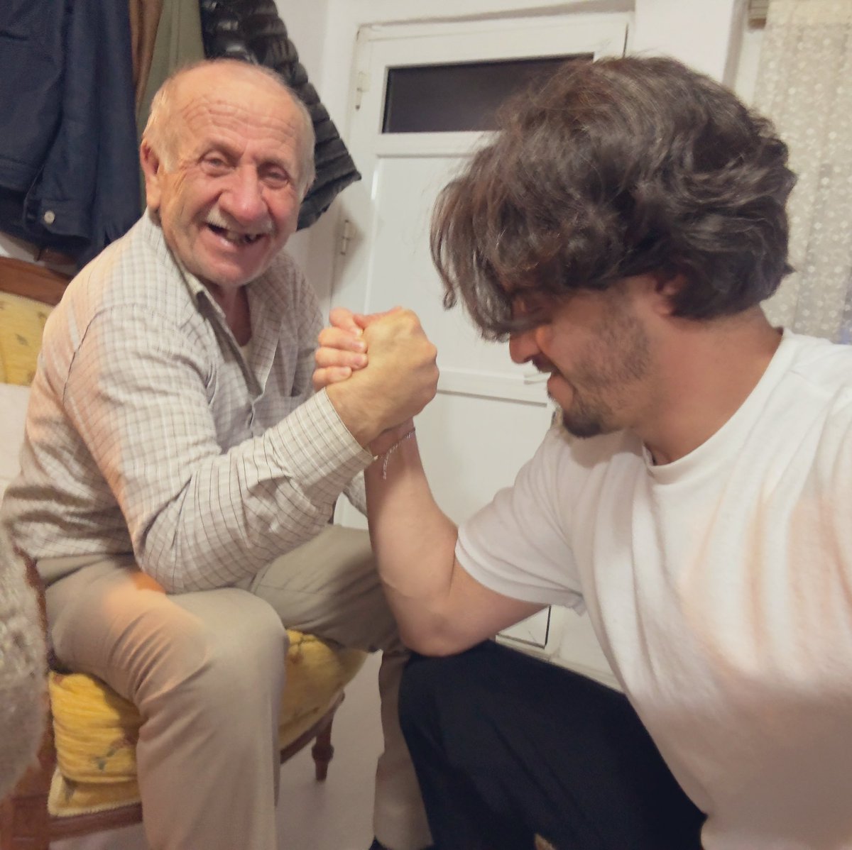 Kazanma hırsıma rağmen bu delikanlıya yenildikçe mutlu oluyorum