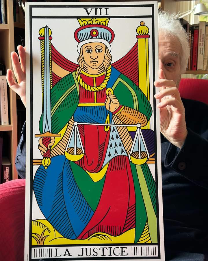 alejodorowsky's tweet photo. Hoy, 31 de diciembre 2023, termina este peligroso año donde hemos sido amenazados por una pavorosa guerra mundial. 
La suma de sus números 2+0+2+3 suman 7, un número impar que rechaza a los números pares. 
Felizmente hoy, a medianoche, comienza el año 2024 que suma 2+0+2+4 = 8, el número de La Justicia, número par que permite a la humanidad vivir en un relativo equilibrio. Cosa que sucederá en el año 2025, es decir el número 9, donde encontraremos la paz completa. 
El 9 es un número doble, imposible de dividir por 2, pero divisible en tres partes iguales. 
Así comenzará la maravillosa era de la paz mundial, que será duradera muchos siglos.
Nuestros descendientes por fin, podrán gozar de la alegría de vivir.
¡FELIZ AÑO NUEVO!
Te doy 9 abrazos plenos de una necesaria esperanza, 
Alejandro y mi querida Pascale, con la que estoy en paz desde que la conocí, es decir 20 años de felicidad.
.
photos by @PascaleMJodo