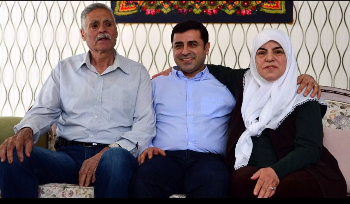 Bir baba evladına hasret yitirdi canını, bir evlat ise babasının son anlarında yanında olamadı. 
Ahhh ne büyük bir acı.
Bu acıyı yüreklerde yaşatanlar ve vesile olanlar yedi cihanda azaptan başka bir şey görmesinler

Selahattin Demirtaş 'a sabırlar diliyorum