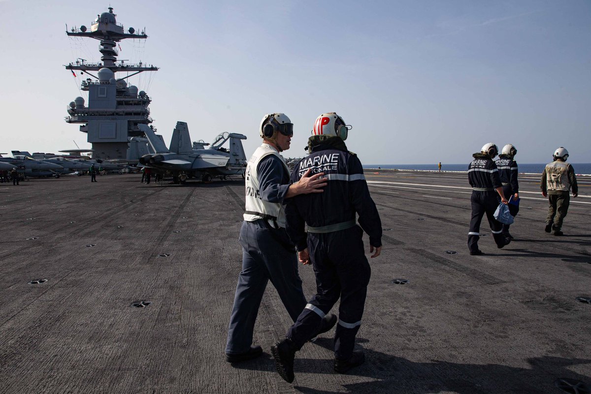 Cecmed_Off's tweet photo. #Retro23 I
Coopération riche avec notre partenaire @USNavy 🇺🇸 en 2023 : 
➡️FDA Forbin et Chevalier Paul intégrées au #CSG12 @Warship_78 , FREMM Languedoc &amp; @USSPAULIGNATIUS au sein de @us6thfleet_vsm
➡️remise du Hook’ Em award 🏆
➡️visite @SECNAV en juin et @USNavyEurope en sept https://t.co/6CCVXPAd52